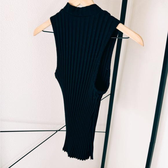 Ribbed, sleeveless turtleneck - Picture 4 of 5